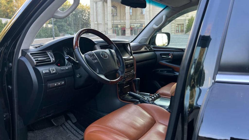 Lexus LX570